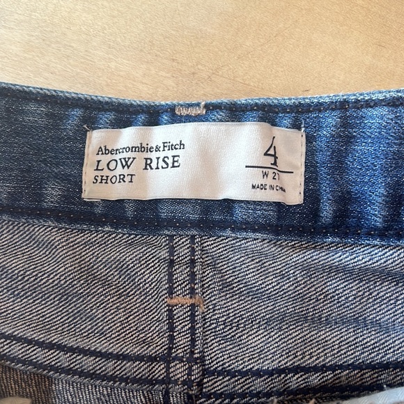 Abercrombie and Fitch low rise jean shorts - Picture 3 of 8